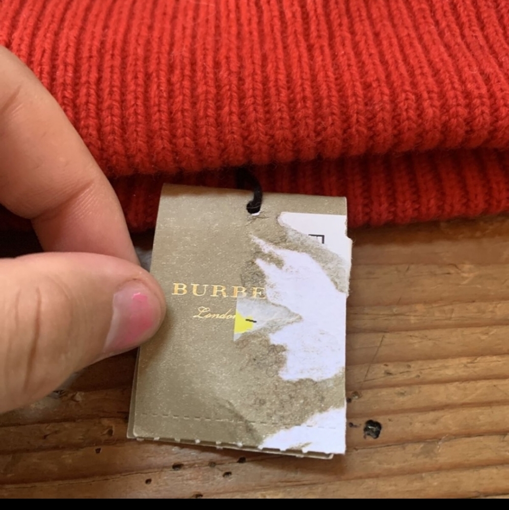 NWT Burberry Pompom Beanie - Picture 5 of 7